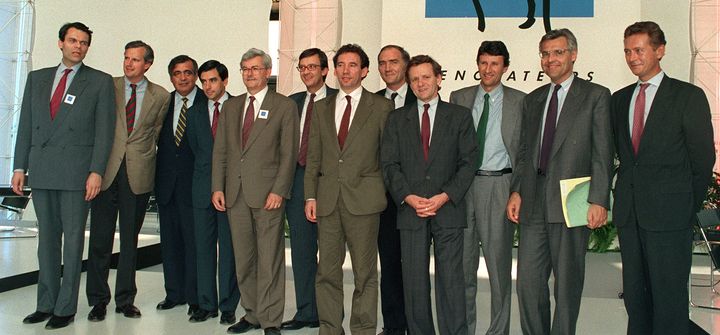 François Fillon (quatrième en partant de la gauche) et les "rénovateurs" du RPR, le 24 juin 1989 à Lyon.&nbsp; (PASCAL PAVANI / AFP)