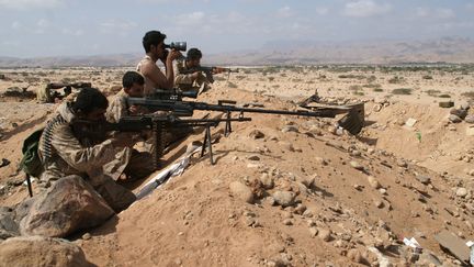 Des soldats y&eacute;m&eacute;nites lors d'une offensive contre Al-Qa&iuml;da&nbsp;dans la province de Chaboua (Y&eacute;men), le 7 mai 2014. ( AFP )