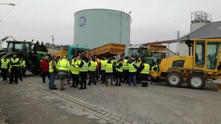 Des&nbsp;indépendants du BTP et des gilets jaunes bloquent le dépôt pétrolier de Lorient.&nbsp; (LÉO ROZÉ / FRANCE-BLEU BREIZH IZEL)