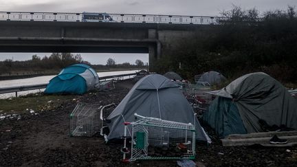 Des tentes du camp de Loon-Plage, le 1er décembre 2021. (MAXPPP)