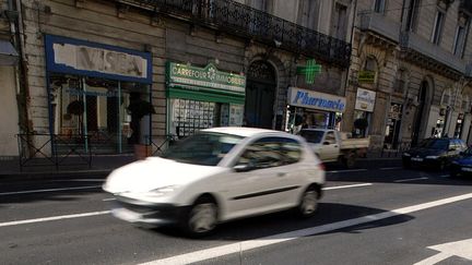 Une voiture passe dans le centre de Montpellier. (DOMINIQUE FAGET / AFP)