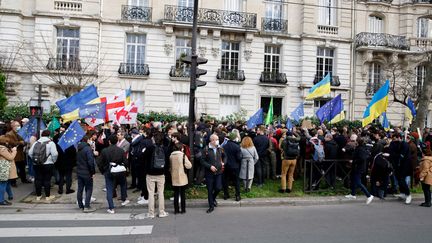 Des manifestants devant l'ambassade de Russie à Paris, le 22 février 2022.&nbsp; (LUDOVIC MARIN / AFP)