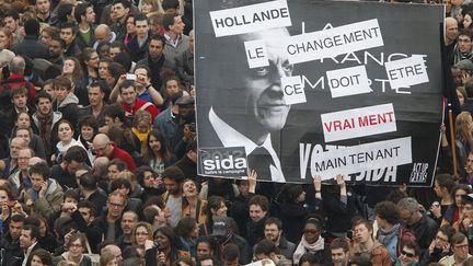 Les supporters de Fran&ccedil;ois Hollande r&eacute;unis place de la Bastille &agrave; Paris. (THOMAS SAMSON / AFP)
