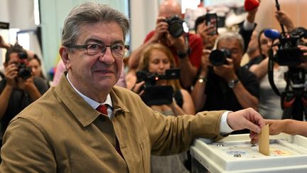 Jean-Luc Mélenchon vote à Marseille (Bouches-du-Rhône), dimanche 12 juin 2022. (CHRISTOPHE SIMON / AFP)