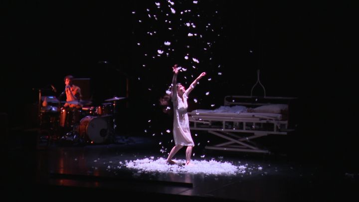 Alice Barraud et&nbsp;Raphaël De Pressigny dans MEMM au Festival (Des)Illusions 2022. (C. Behr / France Télévisions)