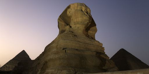 Le sphinx et les pyramides de Gizeh, près du Caire, en Egypte (photo prise le 9 novembre 2014). (REUTERS - Mohamed Abd El Ghany)