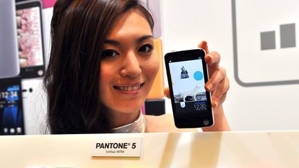 Un mannequin pr&eacute;sente le "Pantone 5", le smartphone &eacute;quip&eacute; d'un dosim&egrave;tre pour mesurer la radioactivit&eacute; ambiante, le 29 mai 2012 &agrave; Tokyo (Japon). (YOSHIKAZU TSUNO / AFP)