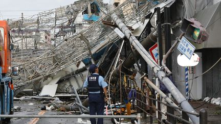 Des pylônes de télécommunication se sont effondrées à Osaka, le 4 septembre 2018. (JIJI PRESS / AFP)