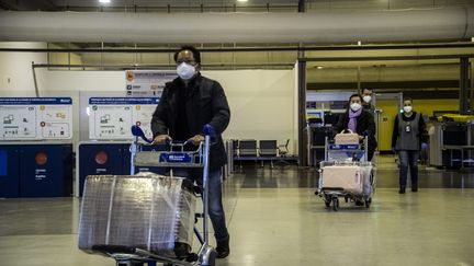 Des voyageurs arrivant de Chine à l'aéroport de Rome, le 29 décembre 2022. L'Italie a pris de nouvelles restrictions face à recrudescence des cas dans ce pays. (ALESSANDRO SERRANO' / AGF / AVALON / MAXPPP)