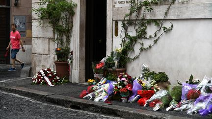 Des fleurs déposés en hommage au carabinier&nbsp;Mario Cerciello Rega, dimanche 28 juillet 2019, devant un poste des carabiniers à&nbsp;Rome, en Italie.&nbsp; (VINCENZO PINTO / AFP)