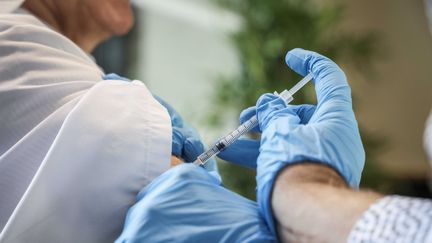 Séance de vaccination à l'Ehpad de La Tournelle, à La Garenne-Colombes (92), le 28 octobre 2022. (IP3 PRESS/MAXPPP)