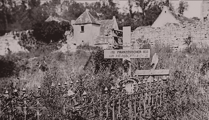 Photo de la tombe d'un soldat français, érigée par des militaires allemands.
 (Culturebox - capture d&#039;écran)