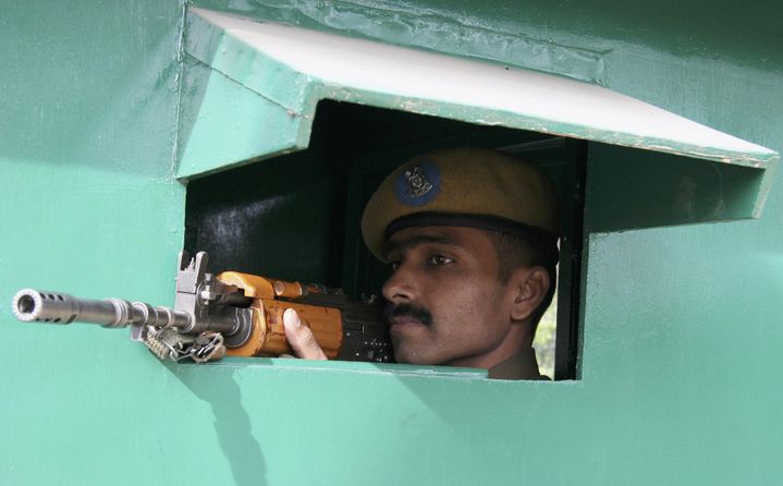 Un soldat posté aux abords de l'hôtel&nbsp;Taj Chandigarh de Mohali, où résident les équipes anglaise et indienne, le 16 décembre 2008. (AJAY VERMA / REUTERS)