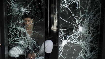 Une cinquantaine de commerces des Champs-Elysées ont été attaqués violemment samedi 16 mars lors de la manifestation des "gilets jaunes", 26 ont été saccagés et pillés.&nbsp;Un choc pour les commerçants. (JULIEN DE ROSA / EPA)