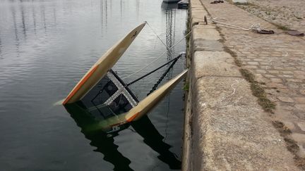 Le catamaran du club de voile de l'ASPTT La Rochelle (Charente-Maritime), retrouvé dans le&nbsp;port après qu'il a été subtilisé par plusieurs personnes, lundi 5 septembre. (XAVIER LEOTY / AFP)