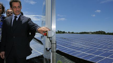 Nicolas Sarkozy visite une usine de panneaux solaires à Saint-Pierre, sur l'île de La Réunion, le 19 janvier 2010. (PHILIPPE WOJAZER / REUTERS)