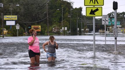 Une rue inondée après le passage au large de l'ouragan Idalia, le 30 août 2023, à Crystal River, en Floride (Etats-Unis). (PAUL HENNESSY / ANADOLU AGENCY / AFP)