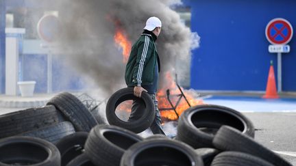 Un employé devant le site Michelin de la Roche-sur-Yon, le 10 octobre 2019 (photo d'illustration). (LOIC VENANCE / AFP)