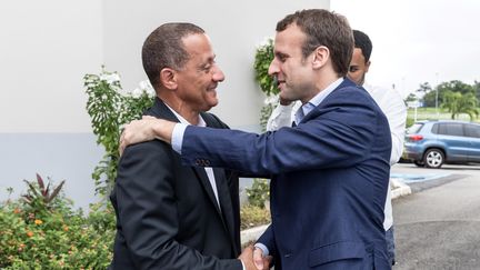 Emmanuel Macron et le président du Conseil régional de la Guyane, Rodolphe Alexandre, le 20 décembre 2016. (JODY AMIET / AFP)