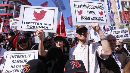 Des manifestants protestent contre le blocage de Twitter, &agrave; Ankara (Turquie), le 22 mars 2014. (ADEM ALTAN / AFP)