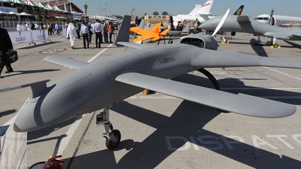 Le&nbsp;drone MALE, le 16 novembre 2011 &agrave; Dubai (Emirats arabes unis), le m&ecirc;me mod&egrave;le sur lequel&nbsp;Dassault Aviation, EADS et Finmeccanica veulent travailler. (KARIM SAHIB / AFP)