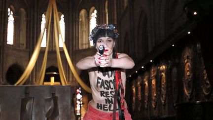 Une militante des Femen manifeste dans la cath&eacute;drale Notre-Dame &agrave; Paris, le 22 mai 2013. (KENZO TRIBOUILLARD / AFP)