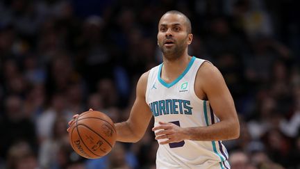 Tony Parker, avec l'équipe des Charlotte Hornets, le 5 janvier 2019 à Denver (Colorado, Etats-Unis). (MATTHEW STOCKMAN / GETTY IMAGES NORTH AMERICA / AFP)