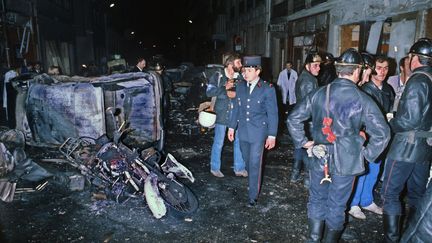 Des policiers après l'attentat de la rue Copernic à Paris, le 3 octobre 1980. (STF / AFP)