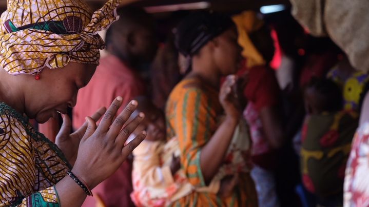 Même à l'église, dans les prières, le débat sur la présence de la France s'invite, comme ici dans le quartier populaire de Somegandé, à la sortie Est de Ouagadougou, chez des chrétiens évangélistes. (Nathanaël Charbonnier / Radio France)