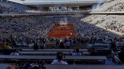 Vue générale du court central Philippe-Chatrier lors de la cérémonie de remise des trophées après la finale masculine de Roland-Garros, le 13 juin 2021. (NICOL KNIGHTMAN / AFP)