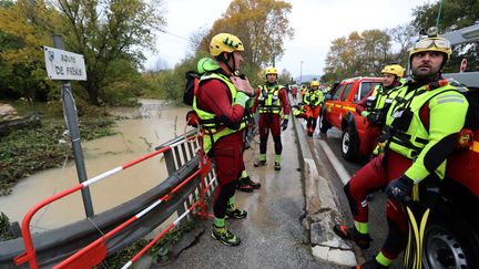 Des membres de la sécurité civile participent aux opérations de secours, le 24 novembre 2019, au Muy (Var).&nbsp; (VALERY HACHE / AFP)