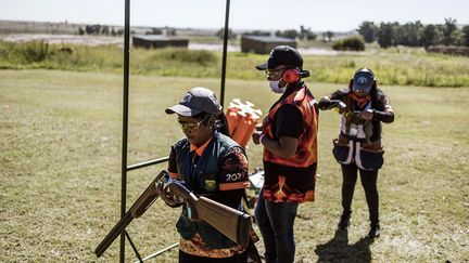 Mais les chiffres sur le nombre d’armes à feu détenues en Afrique du Sud sont sommaires et les opinions sont partagées sur le fait d’en posséder. Environ 4,5 millions d'armes circulent légalement en Afrique du Sud. Quasiment autant sur le marché noir, selon l'ONG Gun Free SA, une association sud-africaine qui milite pour une restriction du port d'armes.&nbsp; &nbsp; (MARCO LONGARI / AFP)