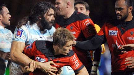 Sébastien Chabal au contact de Jonny Wilkinson