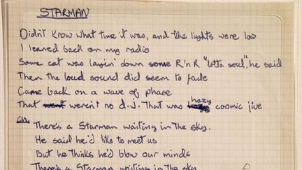 Le texte manuscrit du tube "Starman" de David Bowie vendu plus de 200.000 livres, lors de son exposition en 2018 au Brooklyn Museum de New York (MARY ALTAFFER/AP/SIPA / AP)