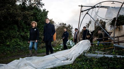 Emmanuel Macron s'est rendu à Plougastel-Daoulas, dans le Finistère, le 3 novembre 2023 après le passage de la tempête Ciaran. (GUILLAUME SALIGOT / MAXPPP)