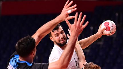 Nedim Remili arme son tir face à la défense argentine lors du premier match des Bleus dans le tournoi olympique, le 24 juillet. (MARTIN BERNETTI / AFP)