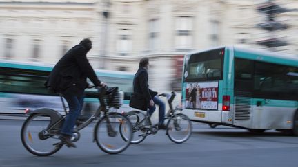 Des cyclistes montés sur des Vélib' à Paris, en 2013. (JACQUES LOIC / PHOTONONSTOP / AFP)