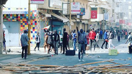 Des manifestants dans une rue de Dakar (Sénégalà réclament la libération de Ousmane Sonko, principal opposant du président Macky Sall, le 6 mars 2021. (NATHANAËL CHARBONNIER / ESP - REDA INTERNATIONALE)