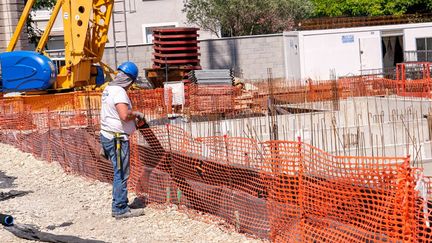 Un ouvrier du BTP travaille sur un chantier dans la Drôme, le 18 juillet 2022. (NICOLAS GUYONNET / HANS LUCAS / AFP)