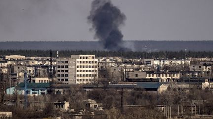 De la fumée s'élève près de la ville de Severodonetsk, dans la région du Donbass (Ukraine), le 7 avril 2022. (FADEL SENNA / AFP)