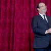 Fran&ccedil;ois Hollande lors de la remise de la L&eacute;gion d'honneur &agrave; Line Renaud &agrave; l'Elys&eacute;e, &agrave; Paris, le 21 novembre 2013. (GONZALO FUENTES / AFP)