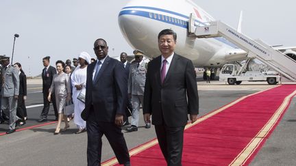 Le président chinois, Xi Jinping, à son arrivée au Sénégal, le 21 juillet 2018, aux côtés de son homologue sénégalais,&nbsp; Macky Sall. (LI XUEREN / XINHUA)