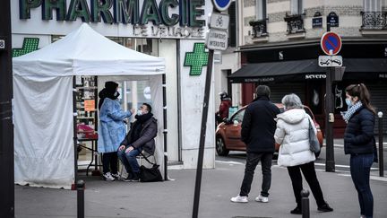 Des personnes font la queue pour réaliser un test de dépistage du Covid-19, à Paris, le 23 décembre 2021.&nbsp; (STEPHANE DE SAKUTIN / AFP)