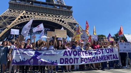 Plusieurs centaines de personnes ont manifesté samedi 2 juillet à Paris "pour la défense du droit à l'avortement" partout dans le monde. (LAURIANE DELANOË / RADIO FRANCE)