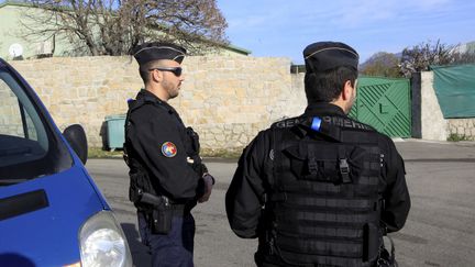 Des gendarmes dans les rues d'Ajaccio (Corse-du-Sud), le 26 décembre, après des violences visant une salle de prière musulmane. (AFP)