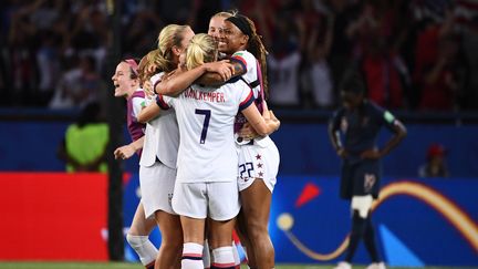 Les Américaines célèbrent leur victoire au Parc des Princes face aux Bleues (2-1) en quarts de finale de la Coupe du monde, le 28 juin 2019. (FRANCK FIFE / AFP)