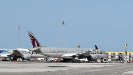 Un avion au départ de l'aéroport de Doha, au Qatar, le 1er avril 2020. (KARIM JAAFAR / AFP)