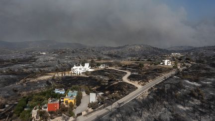 L'île grecque de Corfou, comme celle de Rhodes (ici en photo), est en proie à un incendie. (SPYROS BAKALIS / AFP)