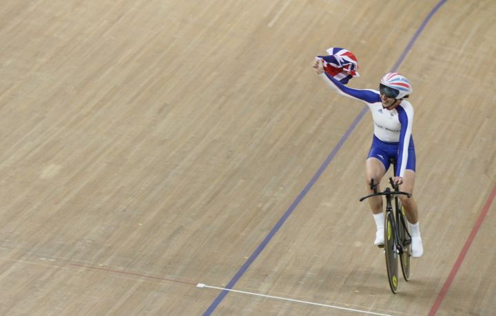 Rebecca Romero célèbre sa victoire à la poursuite individuelle aux JO de Pékin, le 17 août 2008. (CARL DE SOUZA / AFP)