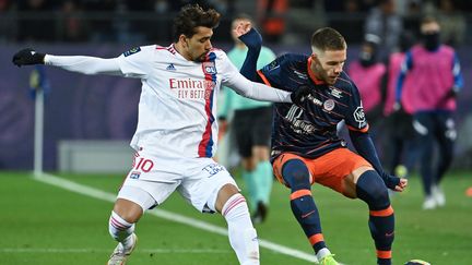 Mihailo Ristic devant Lucas Paqueta, auteur d'un but au stade de la Mosson dimanche. (PASCAL GUYOT / AFP)